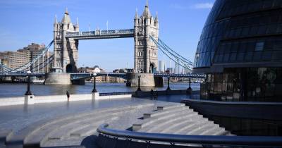Quatro detidos por atirarem comida contra vitrina de joias da Coroa na Torre de Londres