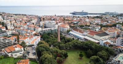 No relatório é relevado, ainda assim, que os Açores e a Madeira seguem em direções opostas, pois, “ao contrário dos Açores, a Madeira conseguiu diminuir o endividamento no ano [2024] em análise”.