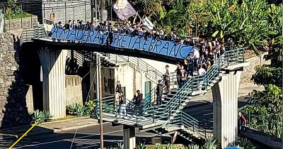 Adeptos nacionalistas saúdam a equipa