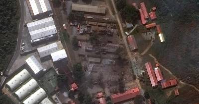 Imagem de satélite mostra destruição causada pelo ataque norte-americano no complexo militar de Fuerte Tiuna, em Caracas.