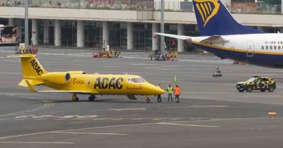 Avião ficou imóvel perto da pista durante algum tempo. Depois saiu para a placa pelo próprios meios.