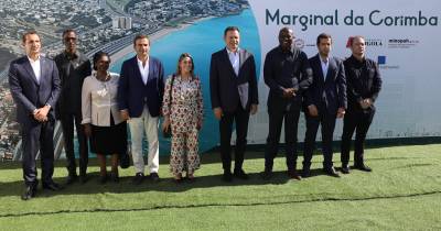 O primeiro-ministro, Luís Montenegro, acompanhado pelo ministro das Obras Públicas de Angola, Carlos Alberto da Silva, durante a cerimónia do lançamento das obras da Marginal da Corimba, a cargo da empresa portuguesa Mota-Engil, em Luanda, Angola.
