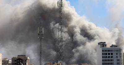 epa12786538 Smoke rises in central Tehran after an Israeli attack in Iran, 01 March 2026. A joint Israeli and US military operation continues on its second day after targeting multiple locations across Iran in the early hours of 28 February 2026, with Iran later launching retaliatory attacks. EPA/ABEDIN TAHERKENAREH