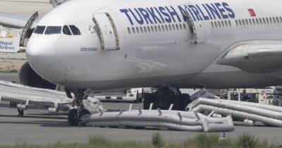 O voo, proveniente de Istambul com 277 passageiros a bordo, aterrou no Aeroporto Internacional Tribhuvan, em Katmandu, com fogo e fumo no trem de aterragem direito.