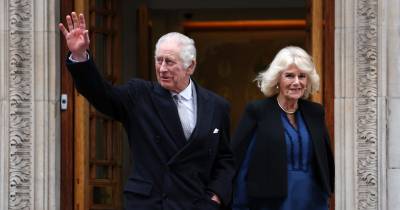 Monarca britânico Carlos III suspende funções públicas após diagnóstico de cancro