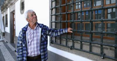 João de Sousa Vicente, 73 anos, descreve em entrevista à Lusa, junto às antigas instalações da PIDE/DGS, as amarguras por que passou durante a detenção a que esteve sujeito pela polícia política, no Funchal, 10 de abril de 2024.