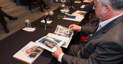 ‘Manuel Nicolau, Retratos’ representa a comunicação em imagens (com fotos)