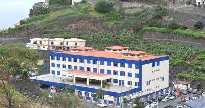 O atual edifício da Escola Básica e Secundária da Ponta do Sol foi inaugurado no ano escolar 2000/2001, no dia 5 de março de 2001.