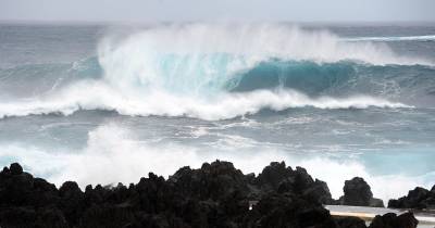 Quanto à ondulação, as ondas poderão atingir entre 5 a 6 metros de altura, na costa norte.