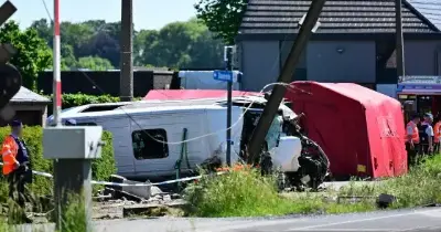 Quatro mortos, incluindo duas crianças, em colisão entre autocarro e comboio na Bélgica