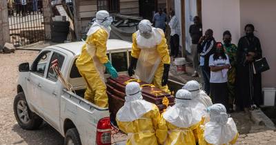 Funeral de vítima do ébola sob fortes medidas de proteção.