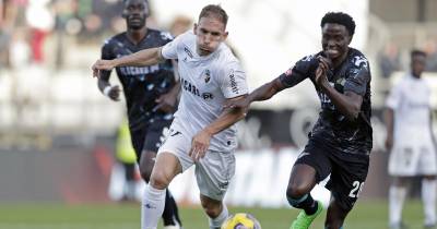O jogador do Farense, Gonçalo Silva disputa a bola com o jogador do Moreirense, Hernani Infande, durante o jogo da 23.ª jornada da I Liga.