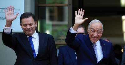 O Presidente da República, Marcelo Rebelo de Sousa (D), e o primeiro-ministro, Luís Montenegro (E), acenam no final de um encontro com a Presidente da Confederação Suíça.