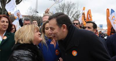Luís Montenegro cumprimenta um popular durante uma arruada, no âmbito da campanha para as eleições legislativas de 10 de março, na Guarda.