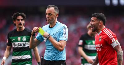 João Pinheiro queixa-se de ter sido insultado por adepto que invadiu o campo.