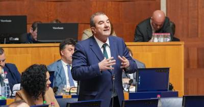 Campos de golfe voltam a agitar Parlamento