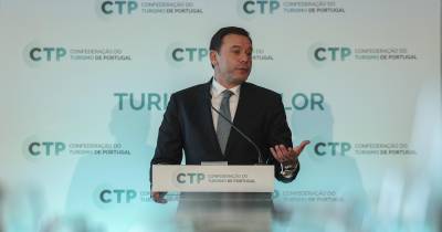 Luís Montenegro considerou que não há “ninguém a explicar” por que motivo o secretário-geral do PS anunciou na segunda-feira que, se a AD vencer as eleições, não irá apresentar nem viabilizar moções de rejeição a um programa de um eventual Governo liderado pelo PSD.