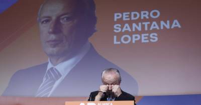 O ex-presidente do Partido Social Democrata (PSD), Pedro Santana Lopes, intervém durante a convenção da Aliança Democrática (AD).