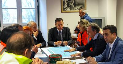 O Presidente da República, Marcelo Rebelo de Sousa, acompanhado pelo primeiro-ministro, Luís Montenegro, e pela presidente da Câmara Municipal de Coimbra, Ana Abrunhosa, participaram hoje numa reunião com a Agência Portuguesa do Ambiente (APA) para se inteirar da situação do Rio Mondego, em Coimbra.