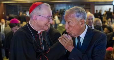 Marcelo Rebelo de Saou beija a mão do cardeal Pietro Parolin.