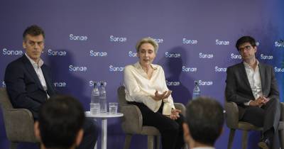 A presidente executiva (CEO) da Sonae, Cláudia Azevedo (C), na conferência de imprensa de apresentação dos resultados do 4.º trimestre de 2025 da Sonae, na Maia, 19 de março de 2026. A Sonae obteve um lucro de 247 milhões de euros em 2025, um aumento de 11% em relação ano anterior, impulsionado pelo crescimento dos negócios e reforço da eficiência operacional, comunicou hoje a empresa.