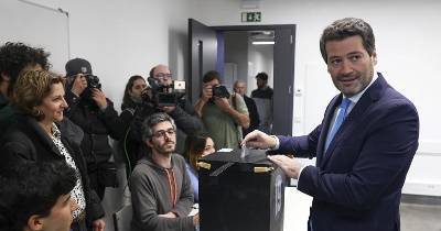 O líder do Chega votou, pouco depois das 12:00, numa escola em Lisboa, na zona do Parque das Nações, onde chegou acompanhado pela mulher.