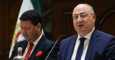 O ministro da Agricultura e Pescas, José Manuel Fernandes, acompanhado pelo secretário de Estado da Agricultura, João Moura, intervém perante a Comissão de Agricultura e Pescas, na Assembleia da República.