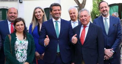 O presidente do Chega, André Ventura, acompanhado pelo cabeça de lista às eleições Europeias, Tânger Corrêa, à chegada ao Tribunal Constitucional para a entrega da lista dos candidatos do partido.