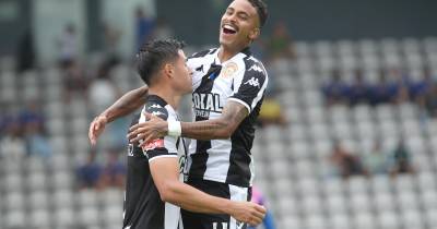 Paulinho Bóia (à direita) foi instrumental nas jogadas que conduziram aos golos apontados por e Chucho Ramírez (à esquerda).