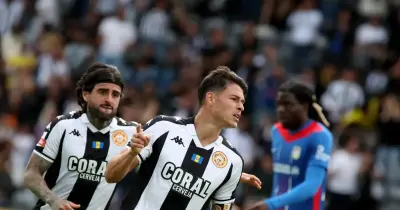 O jogador do Nacional, J. Ramirez (C), festeja o golo marcado frente ao Alverca, durante o jogo da Primeira Liga de Futebol realizado no Estádio da Madeira, no Funchal, 18 de abril de 2026. HOMEM DE GOUVEIA/LUSA