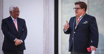 O humorista, Herman José , acompanhado pelo primeiro-ministro, António Costa discursa durante a cerimónia de entrega da medalha de Mérito Cultural, na residência oficial do primeiro-ministro em Lisboa.