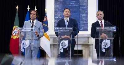 O primeiro-ministro, Luis Montenegro (C), acompanhado pelo presidente do Governo Regional da Madeira, Miguel Albuquerque (E), e pelo presidente do Governo Regional dos Açores, José Manuel Bolieiro (D), durante uma conferência de imprensa após a reunião de conselho de ministros, no Palácio de São Bento, em Lisboa, a 30 de outubro de 2025.