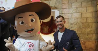 O canoísta Fernando Pimenta posa para a fotografia na companhia da Mascote oficial do Comité Olímpico de Portugal, o “Infante”, durante a cerimónia de apresentação da Missão de Portugal aos Jogos Olímpicos Paris 2024.