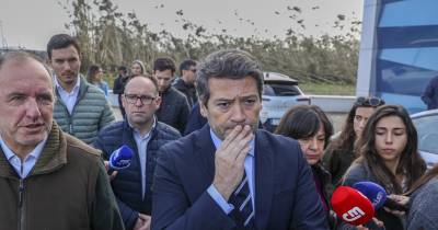 O candidato à Presidência da República, André Ventura (C), durante uma ação de campanha numa visita a uma exploração agrária afectada pela tempestade Kristin, em Ortigosa, Leiria, 31 de janeiro de 2026. Os portugueses elegem o novo Presidente da República em 08 de fevereiro. TIAGO PETINGA/LUSA