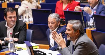 A legislação em questão, exalte-se, “alargou o limite de porte de droga considerado para consumo próprio, fragilizando a distinção entre consumo e tráfico”, conforme referencia o próprio documento, que foi explanado por Miguel Castro, o seu líder parlamentar.