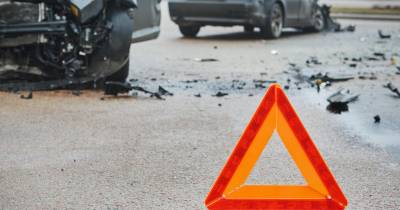 Despiste causa danos em viaturas estacionadas no Monte