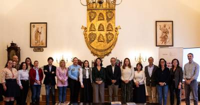 Mecanismo de Coordenação integra representantes de diversos serviços municipais e de entidades externas com intervenção nas áreas da educação, saúde, ação social, inclusão, juventude, segurança e proteção de menores, entre outras.