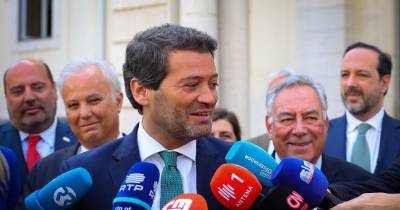 O presidente do Chega, André Ventura, acompanhado pelo cabeça de lista do às eleições Europeias, Tânger Corrêa, fala aos jornalistas à chegada ao Tribunal Constitucional para a entrega da lista dos candidatos do partido.