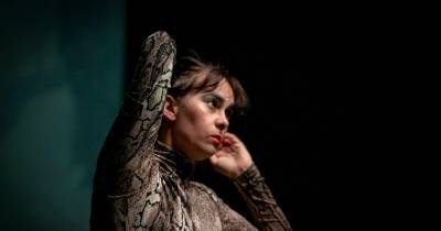 Maria João Pereira em Happy Island (de La Ribot).