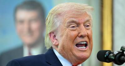 Trump anuncia negociações com o Irão, mas no terreno continua a operação ‘Fúria Épica’.