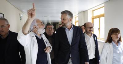 O secretário-geral do Partido Socialista , Pedro Nuno Santos, durante uma visita ao Hospital Cova da Beira, no âmbito da campanha para as eleições legislativas de 10 de março, na Covilhã