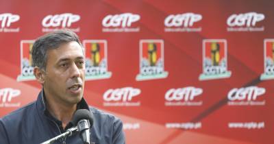 O secretário-geral da CGTP-IN, Tiago Oliveira, discursa durante a tribuna pública organizada pela CGTP-IN por ocasião do Dia Mundial da Segurança Social, frente ao Ministério do Trabalho e Segurança Social, em Lisboa, 08 de maio de 2026. ANTÓNIO PEDRO SANTOS/LUSA