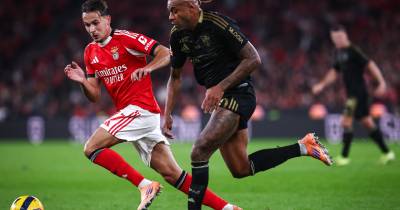 Benfica entrega empate ao cair do pano