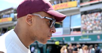 Após sete épocas no PSG, Kylian Mbappé chegou ao Real Madrid no verão de 2024, a custo zero, exigindo ao seu antigo clube 55 milhões de euros.