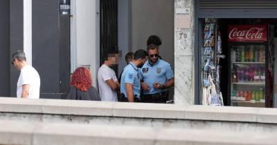 Polícia realiza revista a grupo de jovens no Beco do Tintureiro.
