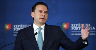 O primeiro-ministro, Luís Montenegro, intervém durante uma conferência de imprensa depois de uma reunião na Casa do Roseiral, com Pedro Duarte, presidente da Câmara Municipal do Porto e Carlos Moedas, presidente da Câmara Municipal de Lisboa.
