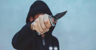 Homem terá usado faca para ameaçar a funcionária.