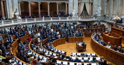Deputados votam a moção de rejeição ao Governo durante a segunda sessão plenária de discussão do programa de Governo, na Assembleia da República, em Lisboa.