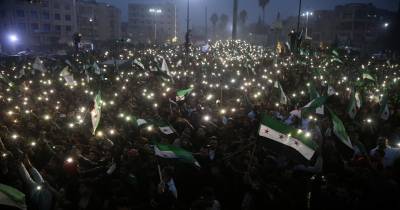 Celebração da queda do regime da família Al Saad.