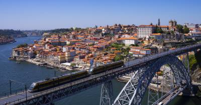 A inauguração das luzes vai ser acompanhada de um espetáculo de ‘videomapping’, intitulado “Missão Nutcrackers, O Natal Chega à Cidade”, “projetado na fachada da Câmara do Porto.
